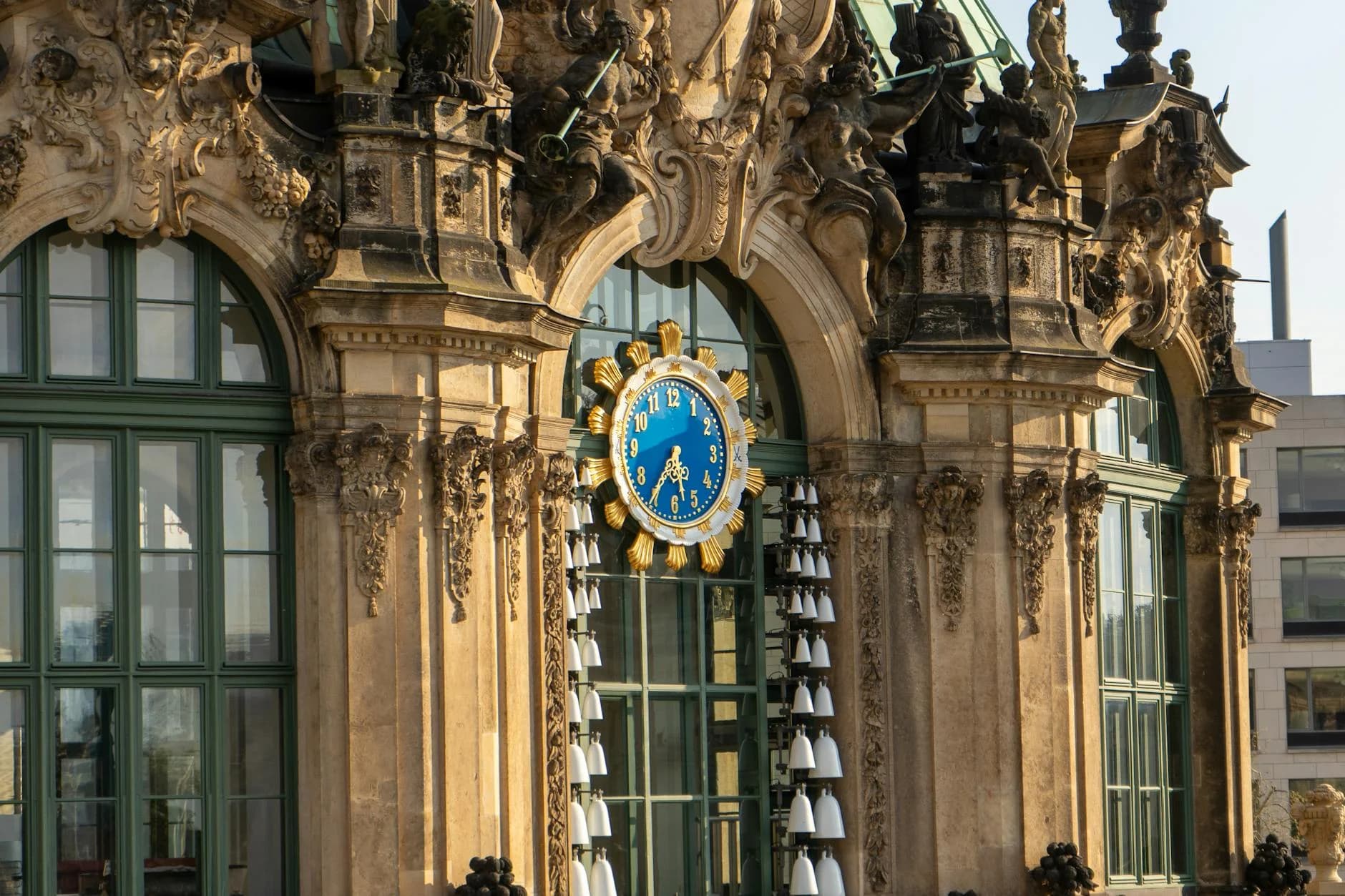 Nahaufnahme der architektonischen Details und der blauen Uhr am Zwinger, Dresden.